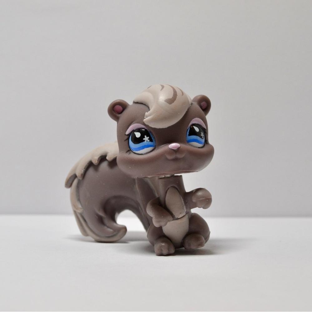 Littlest Pet Shop Authentic # 484 Gray Squirrel Skunk Blue Drop Flower Eyes